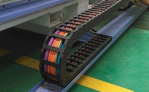 電纜、氣管、水管都可置于拖鏈中